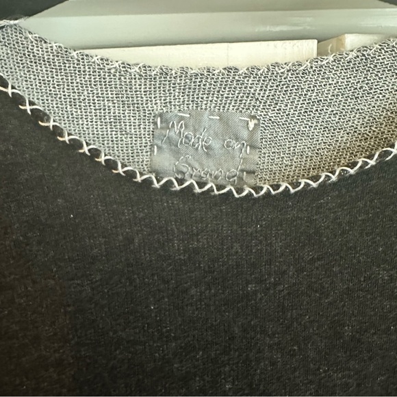 MADE ON GRAND BLACK SWEATER W MAPLE LEAF APPLIQUÉ AND EXPOSED STITCHING SZ LARGE - Picture 5 of 6